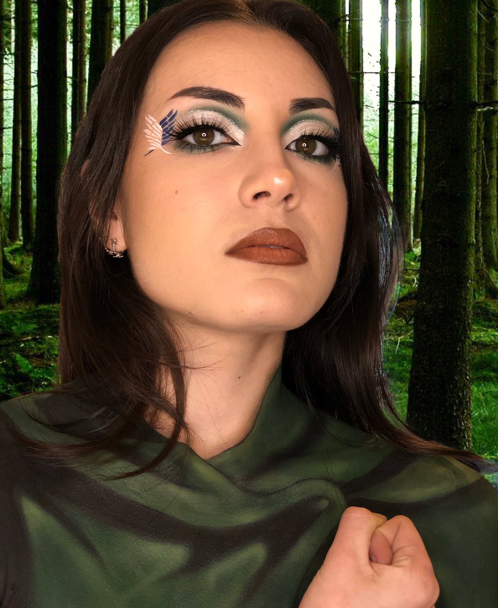 enitsujutsu's tweet photo. Au fait, j’ai commencé une série sur SNK
Voilà le 1er makeup ! 
(La cape est bien du maquillage✨) https://t.co/7qFkA8MkDv
