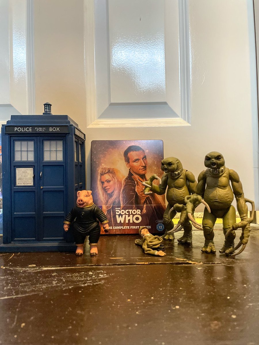 JR1991JR's tweet photo. Here we go! Doctor Who Aliens Of London.
Part two, World War Three, will follow later today.
The next poll will be a Classic Who poll, possibly up later this weekend #DoctorWho #AliensOfLondon https://t.co/4JLezFtpoi
