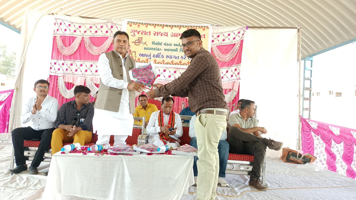 VCEGUJARATSTATE's tweet photo. આજ રોજ સાબરકાંઠા - અરવલ્લી જિલ્લા અને તલોદ તાલુકા વીસીઇ મંડળ વતી હરસોલ માર્કેટ યાર્ડ ખાતે ગુજરાત રાજય ગ્રામ પંચાયત વીસીઈ મંડળ ઘ્વારા "સ્નેહ મિલન" નું આયોજન કરેલ જેમાં રાજયકક્ષા મંત્રીશ્રી ગજેન્દ્રસિંહ પરમાર, સાંસદ સભ્યશ્રી દીપસિંહજી રાઠોડ સહિત 1/2 https://t.co/dIAHsgvveN
