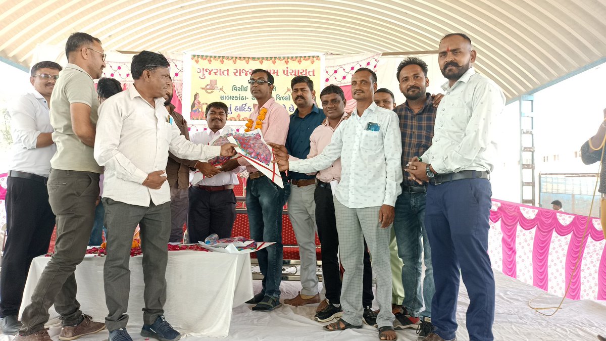 VCEGUJARATSTATE's tweet photo. આજ રોજ સાબરકાંઠા - અરવલ્લી જિલ્લા અને તલોદ તાલુકા વીસીઇ મંડળ વતી હરસોલ માર્કેટ યાર્ડ ખાતે ગુજરાત રાજય ગ્રામ પંચાયત વીસીઈ મંડળ ઘ્વારા "સ્નેહ મિલન" નું આયોજન કરેલ જેમાં રાજયકક્ષા મંત્રીશ્રી ગજેન્દ્રસિંહ પરમાર, સાંસદ સભ્યશ્રી દીપસિંહજી રાઠોડ સહિત 1/2 https://t.co/dIAHsgvveN