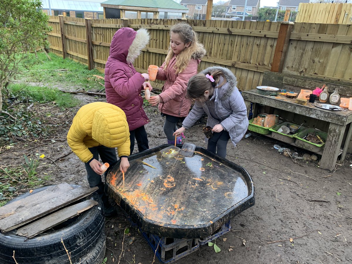 ysgolyddraig's tweet photo. #YYDrheidol Potion making and fun with our friends at Forest Schools this week. @walkinthewild1 #YYDforestschools #YYDcreative https://t.co/iCr6kAESRJ