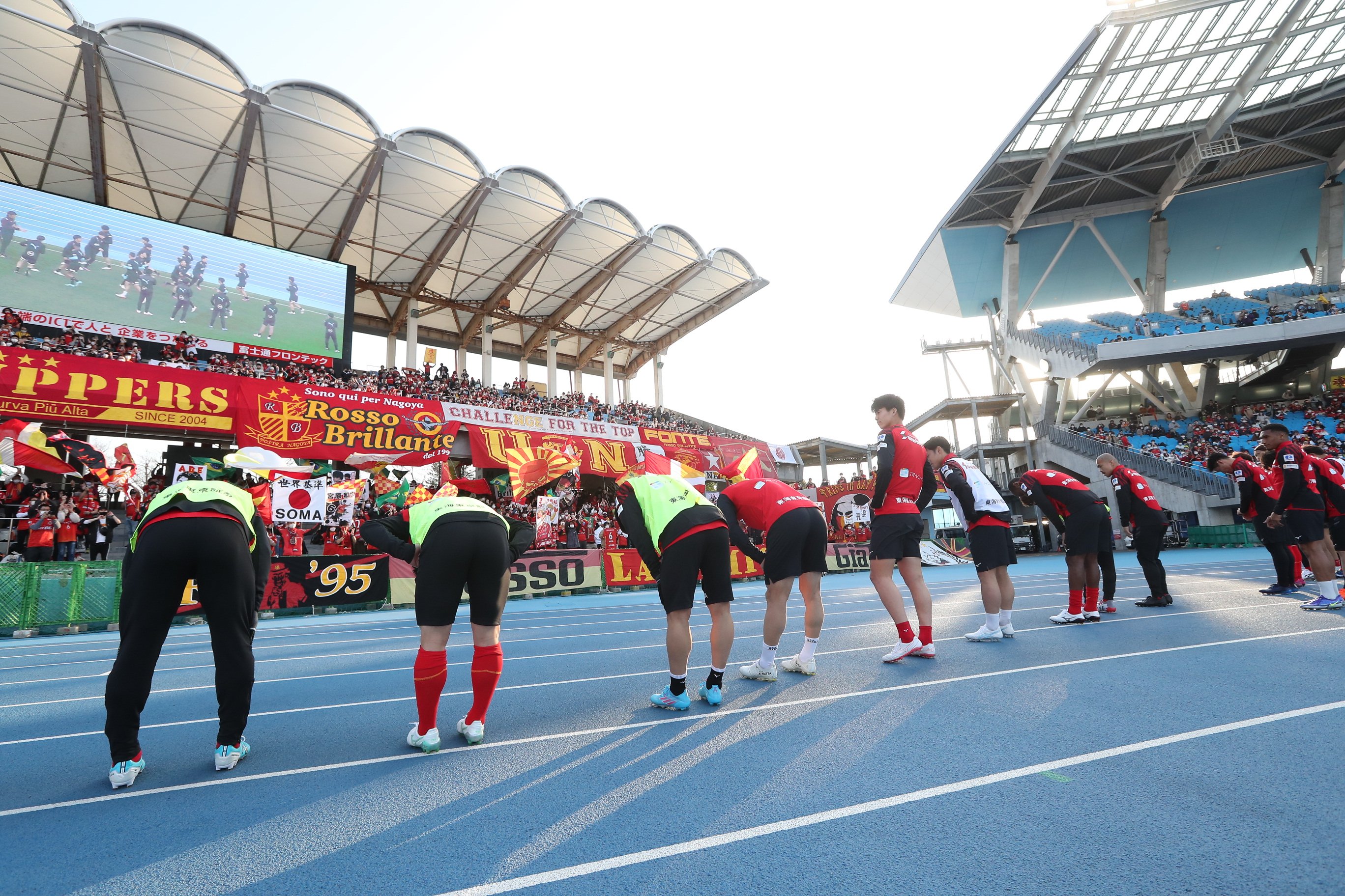 名古屋グランパス Nagoya Grampus 19シーズン以来の等々力陸上競技場でのビジター席 たくさんの後押しありがとうございました 赤黄に彩られたゴール裏 そしてスタジアムでもdaznでも際立っていたglap 次節の柏戦でも共に お願いします