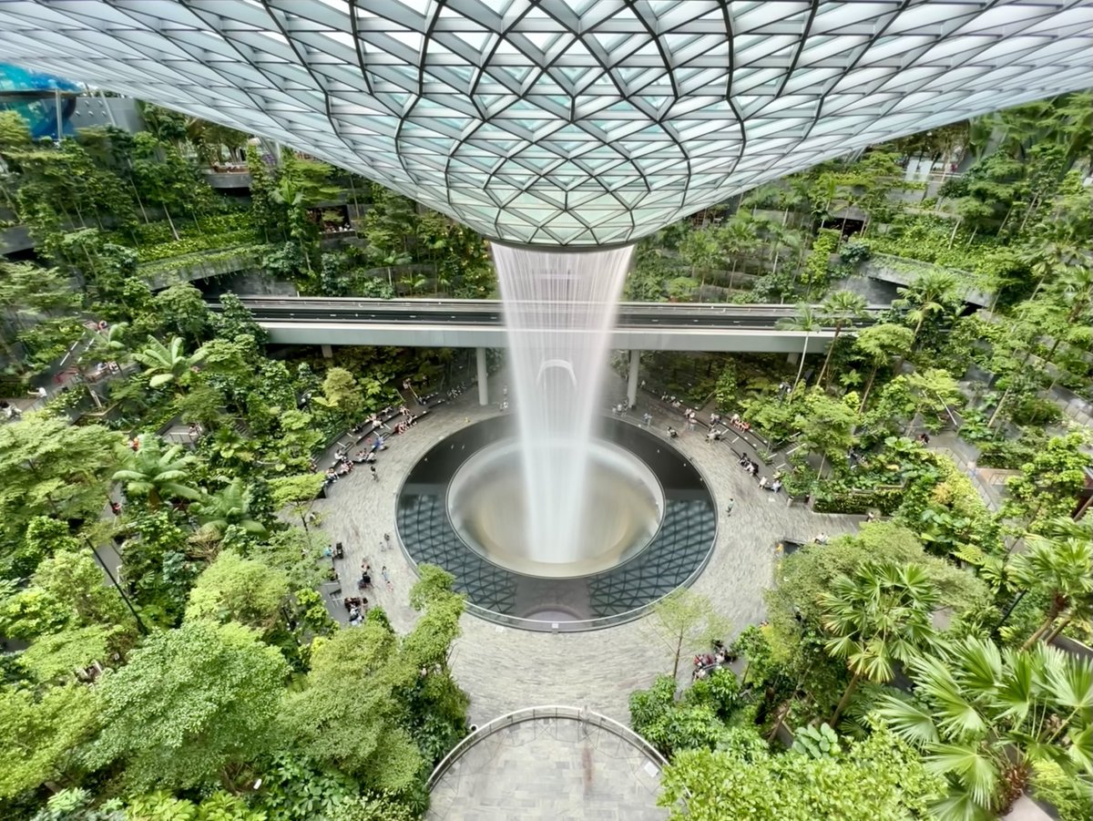 jhecking's tweet photo. Jewel @ Changi Airport: This amount of space dedicated to just hang out, relax and explore inside a shopping mall feels special; especially in Singapore. https://t.co/rZQqgnMO0e