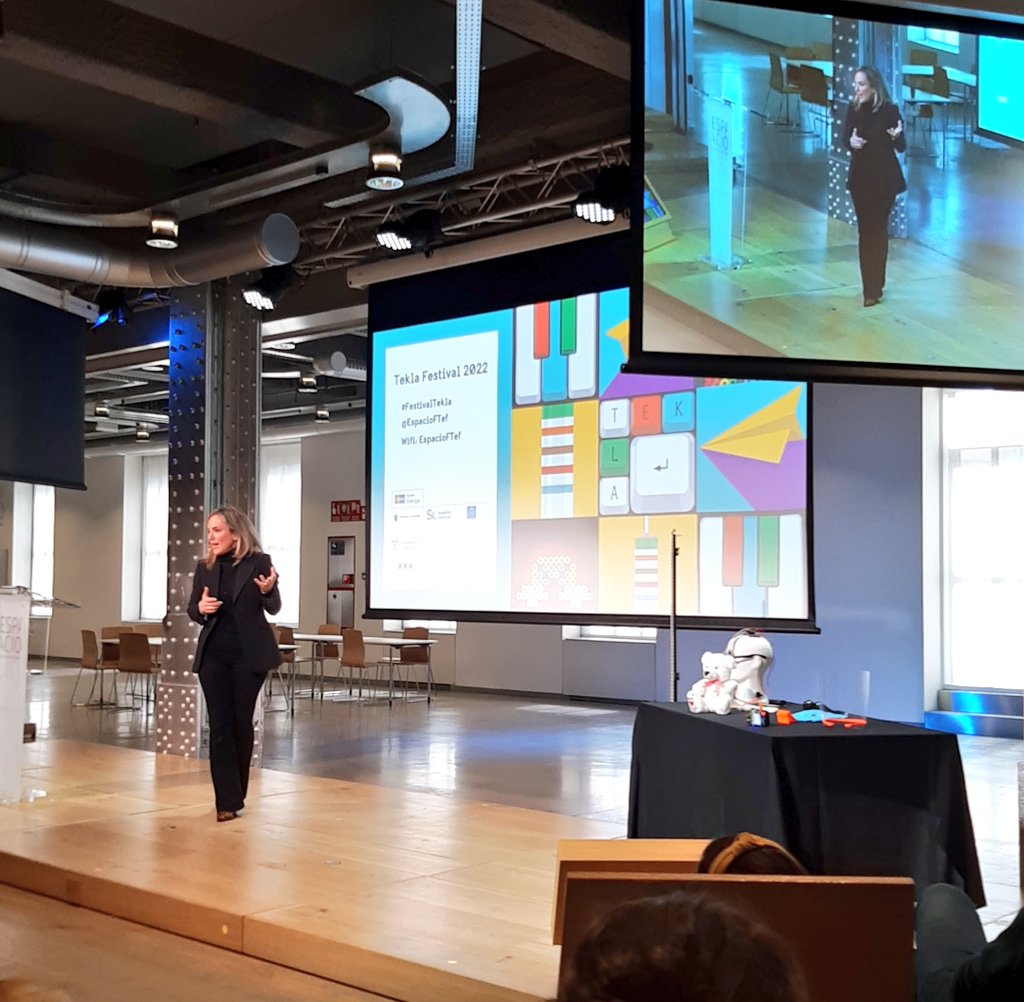 MujeresTech's tweet photo. Susana García, Gerente de relaciones institucionales de @AstraZenecaES, nos anima a elegir lo que queramos hacer y ser felices con lo que hagamos. #FestivalTekla @EmbajadorSuecia @EspacioFTef @MujeresTech #GirlsTech https://t.co/hzF6dgsSyf