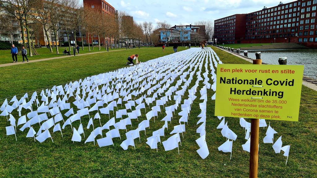 PersburoUNN's tweet photo. 35.000 vlaggetjes ter nagedachtenis van de tot nu gestorven slachtoffers aan de #Corona #COVID19 #CovidHerdenking in de #Bogortuin op het #Javaeiland in Amsterdam. https://t.co/z4XrNlybeW