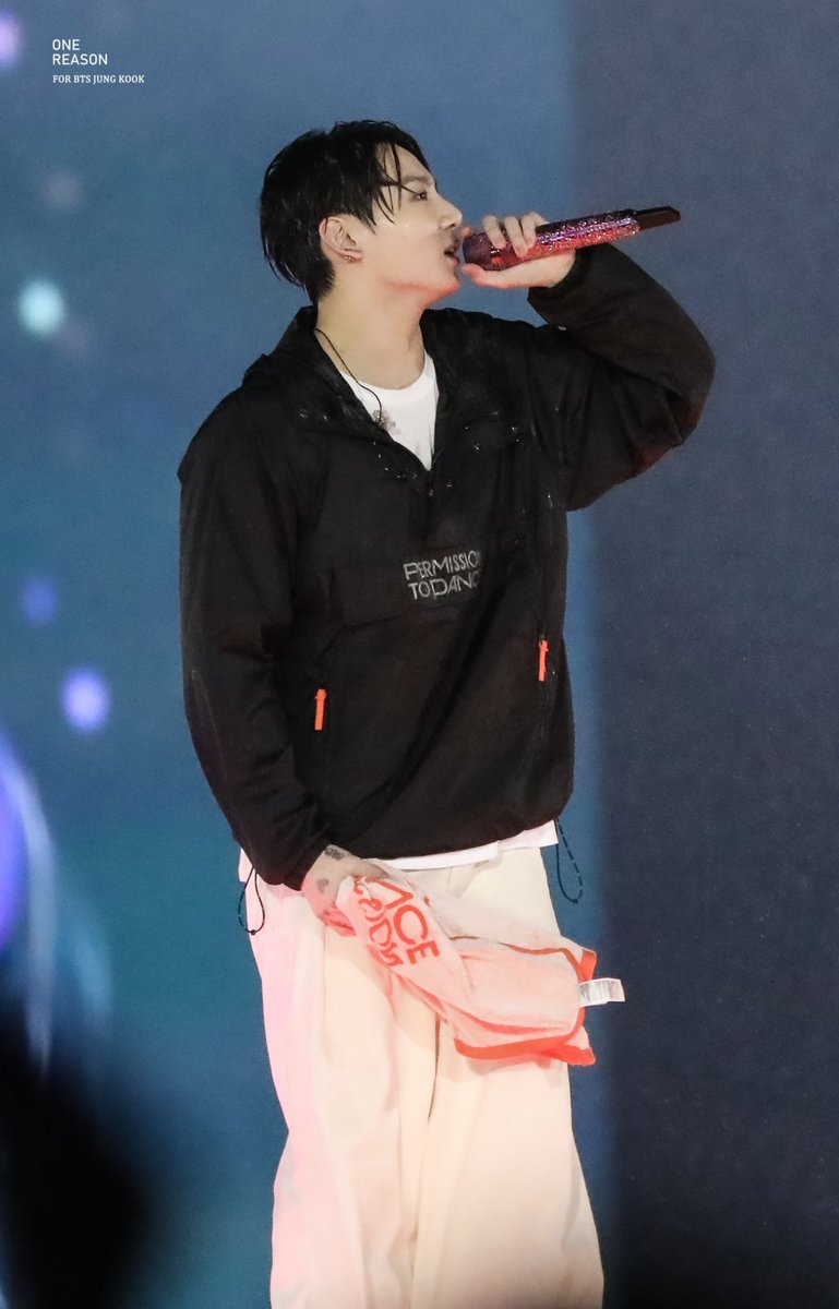 ONE_REASON_JK's tweet photo. 220312 PTD IN SEOUL 
     
물에 젖은 토끼🐰 정구기 수고해써💜
#JUNGKOOK #JJK #정국 #BTS      @BTS_twt https://t.co/YigAj5aufc