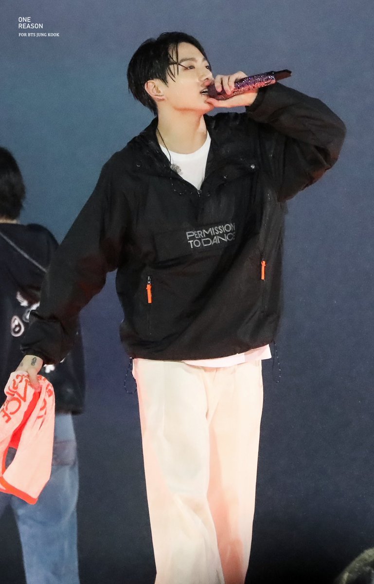 ONE_REASON_JK's tweet photo. 220312 PTD IN SEOUL 
     
물에 젖은 토끼🐰 정구기 수고해써💜
#JUNGKOOK #JJK #정국 #BTS      @BTS_twt https://t.co/YigAj5aufc