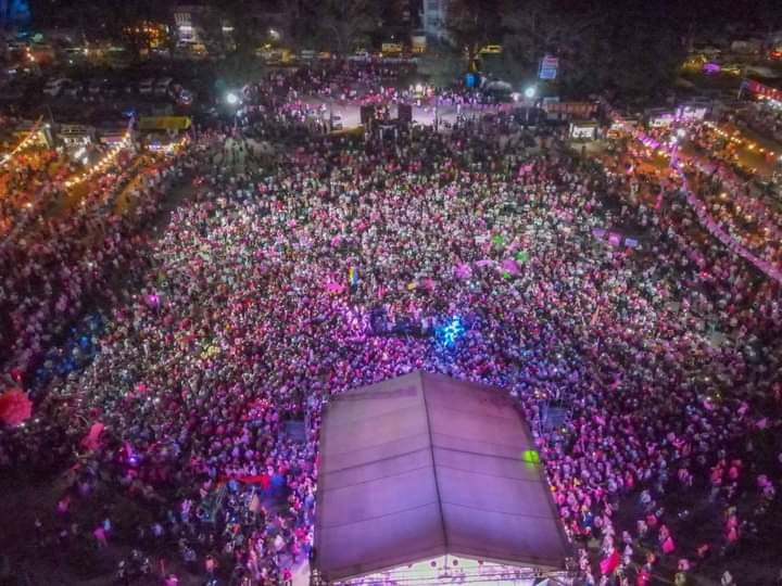 letlenileads's tweet photo. Isabela is dyed pink!!
#IsabelaisPink 
#IsabelaForLeniKiko 
#SolidNorthIsAPrank https://t.co/JzBEV8uZ4o