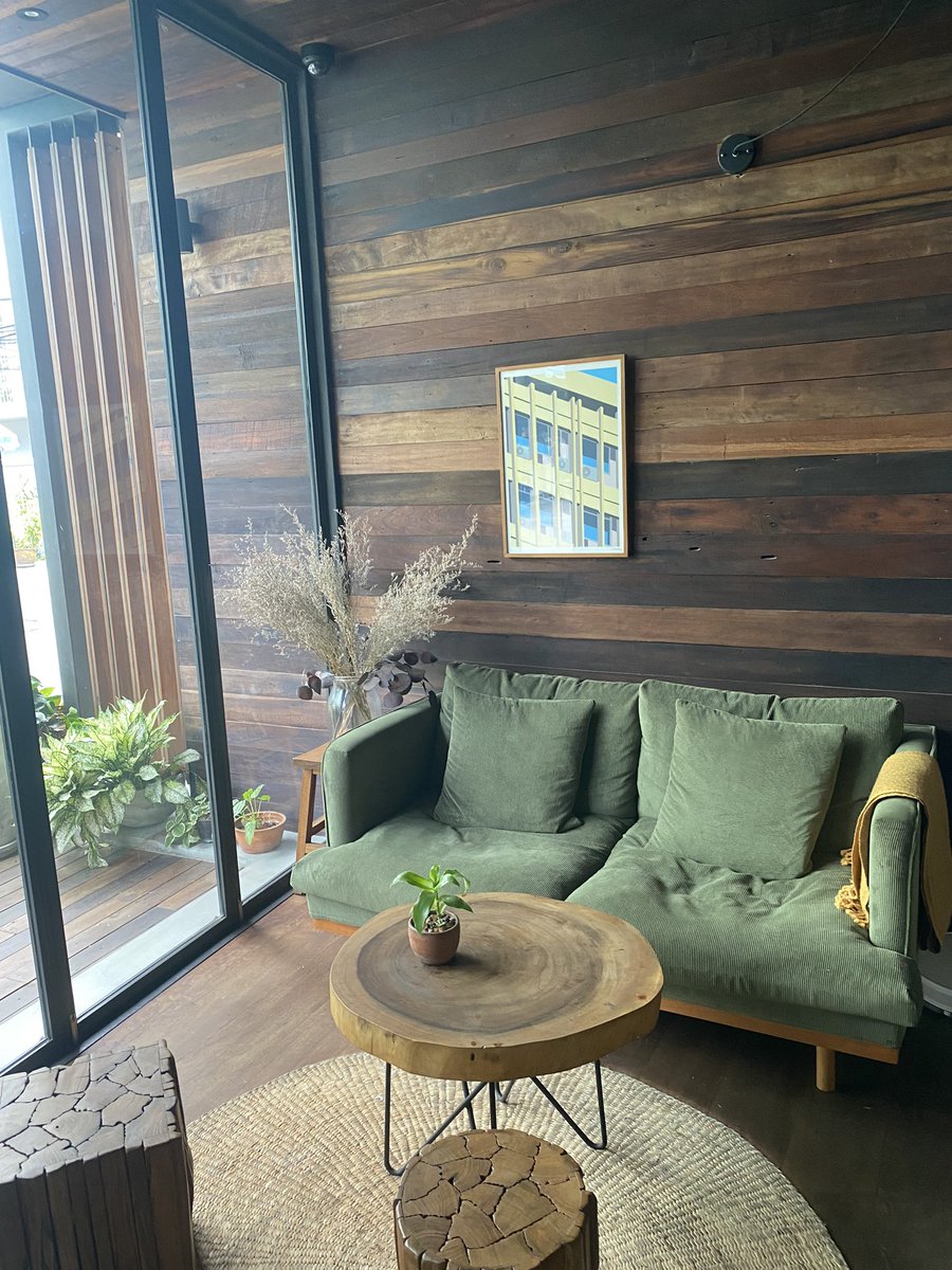 gingubnorn's tweet photo. ใต้บ้าน🏡 แถวหัวลำโพง คาเฟ่ติดโรงแรม เข้าไปนั่งในโรงแรมได้เลย เมนูไม่เยอะแต่หลากหลาย สั่งก๋วยจั๊บญวนเส้นสด+ขนมจีนน้ำเงี้ยว อร่อยย ชอบนะ รสจะละมุนๆ ชอบไข่ กินกับซุปแล้วดีมาก เส้นก็หนึบดี น้ำเงี้ยวไม่เผ็ด อร่อย💗 มีเมนูน้ำด้วยแต่ไม่ได้ลอง บรรยากาศดีเลย นั่งชิวๆ 2 อย่าง 180.- @aroii https://t.co/G2Qhle4tBY