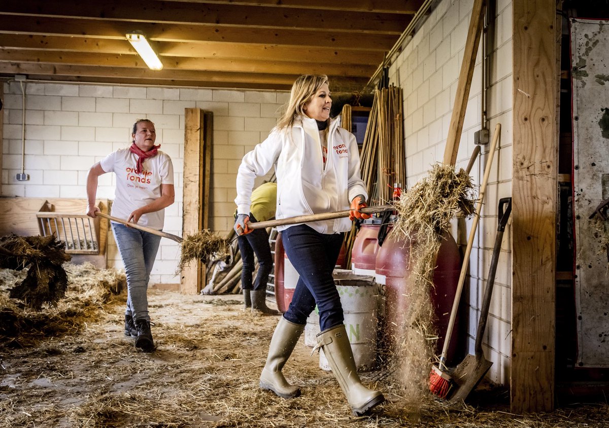 koninklijkhuis's tweet photo. Tijdens #NLdoet helpt het Koninklijk Paar mee met de voorjaarsschoonmaak op Zorgboerderij Op Aarde in Brielle. Op zo’n 5.500 plekken in Nederland kan iedereen tijdens NLdoet op een laagdrempelige manier kennismaken met vrijwilligerswerk. https://t.co/TG6kOw1XfB https://t.co/ULJBuwa4K7