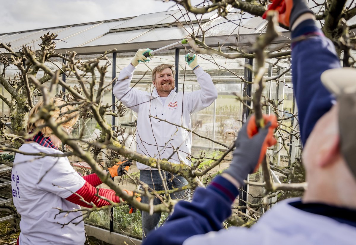 koninklijkhuis's tweet photo. Tijdens #NLdoet helpt het Koninklijk Paar mee met de voorjaarsschoonmaak op Zorgboerderij Op Aarde in Brielle. Op zo’n 5.500 plekken in Nederland kan iedereen tijdens NLdoet op een laagdrempelige manier kennismaken met vrijwilligerswerk. https://t.co/TG6kOw1XfB https://t.co/ULJBuwa4K7