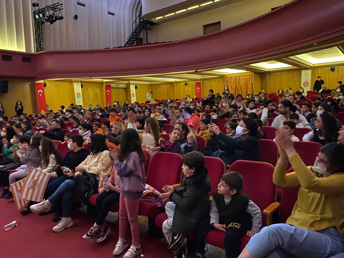 Tiyatro etkinliğimizi; minik taraftarlarımız, velileri ve futbolcumuz Celil Yüksel'in katılımı ile gerçekleştirdik.

Adana B.Bld. Tiyatro Şube Müdürlüğü'ne, futbolcumuz Celil Yüksel'e ve yoğun katılım sağlayan taraftarlarımıza teşekkür ederiz.

#Adanaspor