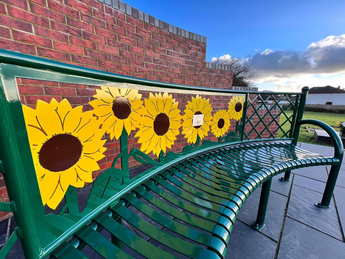 My home village has these gorgeous benches #apt #sunflower #SunflowersForUkraine #StandWithUkraine #support @ZelenskyyUa