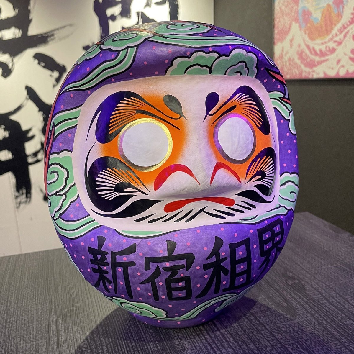 新宿租界さんの達磨をお店のインテリア用に購入させていただきました