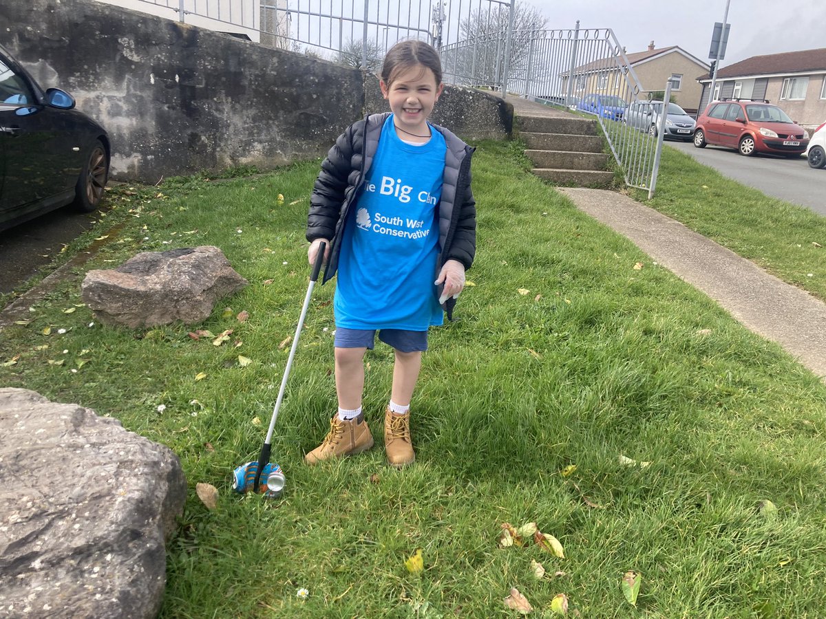 blueKJL's tweet photo. Football was cancelled so Ebonie came to join in with the #SWBigClean π https://t.co/JjObOVuVeD