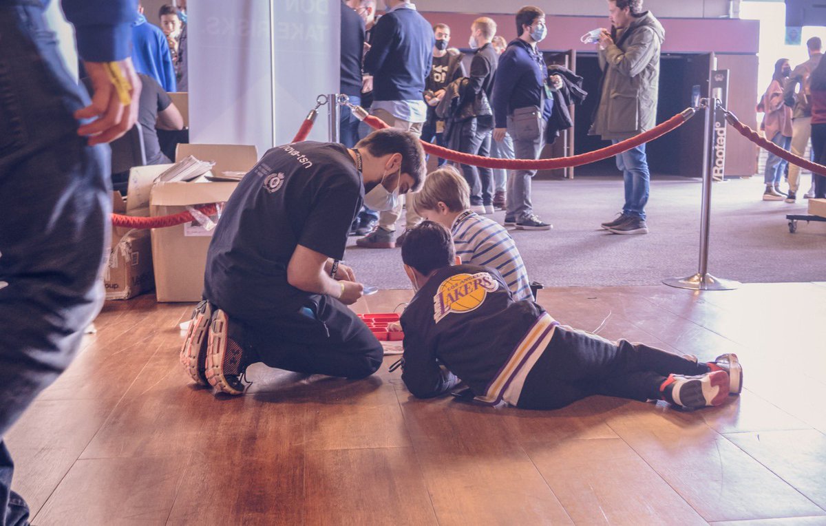 rootedcon's tweet photo. @makeitupm  han organizando diferentes actividades para los más peques en #RootedCON entre las que se influyen aplicaciones de móvil, juegos de realidad aumentada, realidad virtual, robótica… 

Acercaros a su stand! 

@makeot_upm 
@informaticaupm 
@innovatsn https://t.co/0dK8bzF4dK