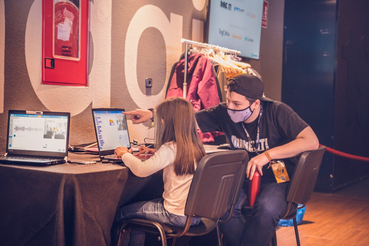 rootedcon's tweet photo. @makeitupm  han organizando diferentes actividades para los más peques en #RootedCON entre las que se influyen aplicaciones de móvil, juegos de realidad aumentada, realidad virtual, robótica… 

Acercaros a su stand! 

@makeot_upm 
@informaticaupm 
@innovatsn https://t.co/0dK8bzF4dK