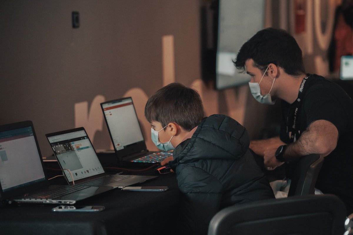 rootedcon's tweet photo. @makeitupm  han organizando diferentes actividades para los más peques en #RootedCON entre las que se influyen aplicaciones de móvil, juegos de realidad aumentada, realidad virtual, robótica… 

Acercaros a su stand! 

@makeot_upm 
@informaticaupm 
@innovatsn https://t.co/0dK8bzF4dK