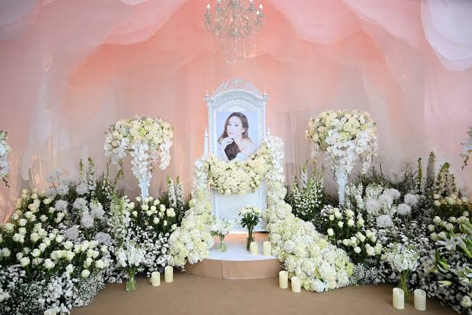 mynamecasnis's tweet photo. พิธีไว้อาลัยพี่แตงโม​ เป็นตัวอย่างว่า​
เราไม่จำเป็นต้องจัดงานให้ดูอึมครึม​ โทนเศร้าโศกเสื้อผ้าต้องสีดำ เราจัดพิธีตามแบบของเราได้​มันไม่จำเป็นต้องดูเศร้าโศกไปหมด​ แขกมางานแล้วรู้สึกชื่นชมความสวยงามแม้ในวันที่เราจากไปแล้ว
#แตงโมภัทรธิดา https://t.co/LrJZb6y63L