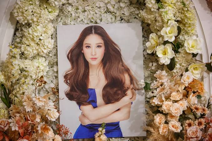 mynamecasnis's tweet photo. พิธีไว้อาลัยพี่แตงโม​ เป็นตัวอย่างว่า​
เราไม่จำเป็นต้องจัดงานให้ดูอึมครึม​ โทนเศร้าโศกเสื้อผ้าต้องสีดำ เราจัดพิธีตามแบบของเราได้​มันไม่จำเป็นต้องดูเศร้าโศกไปหมด​ แขกมางานแล้วรู้สึกชื่นชมความสวยงามแม้ในวันที่เราจากไปแล้ว
#แตงโมภัทรธิดา https://t.co/LrJZb6y63L