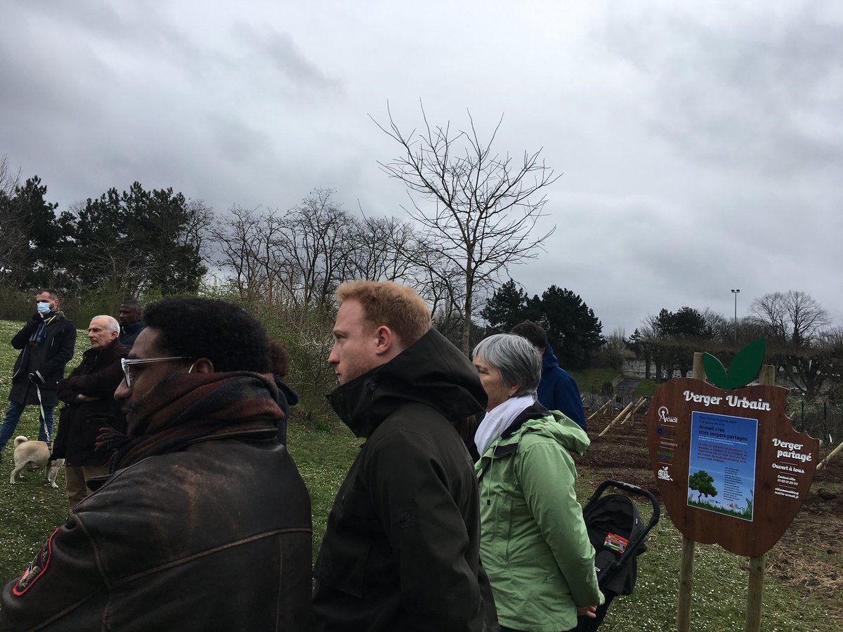antoinetteguhl's tweet photo. 🙌🙌🙌
Inauguration des vergers urbains d’ #Arcueil : pommiers, poiriers, cerisiers dans la ville pour développer la #biodiversité. En coopération avec @GrandParisMGP, #cdcbiodiversite c’est un beau projet de partage et de nature #nature2050 🍏🍒🍐 https://t.co/c2BRecqoiy