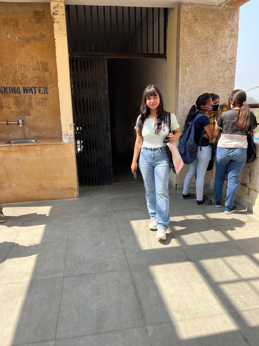 dhritisharma22's tweet photo. Successfully walked into the last sem as a fresher 👍 https://t.co/ZR30qzfTaJ