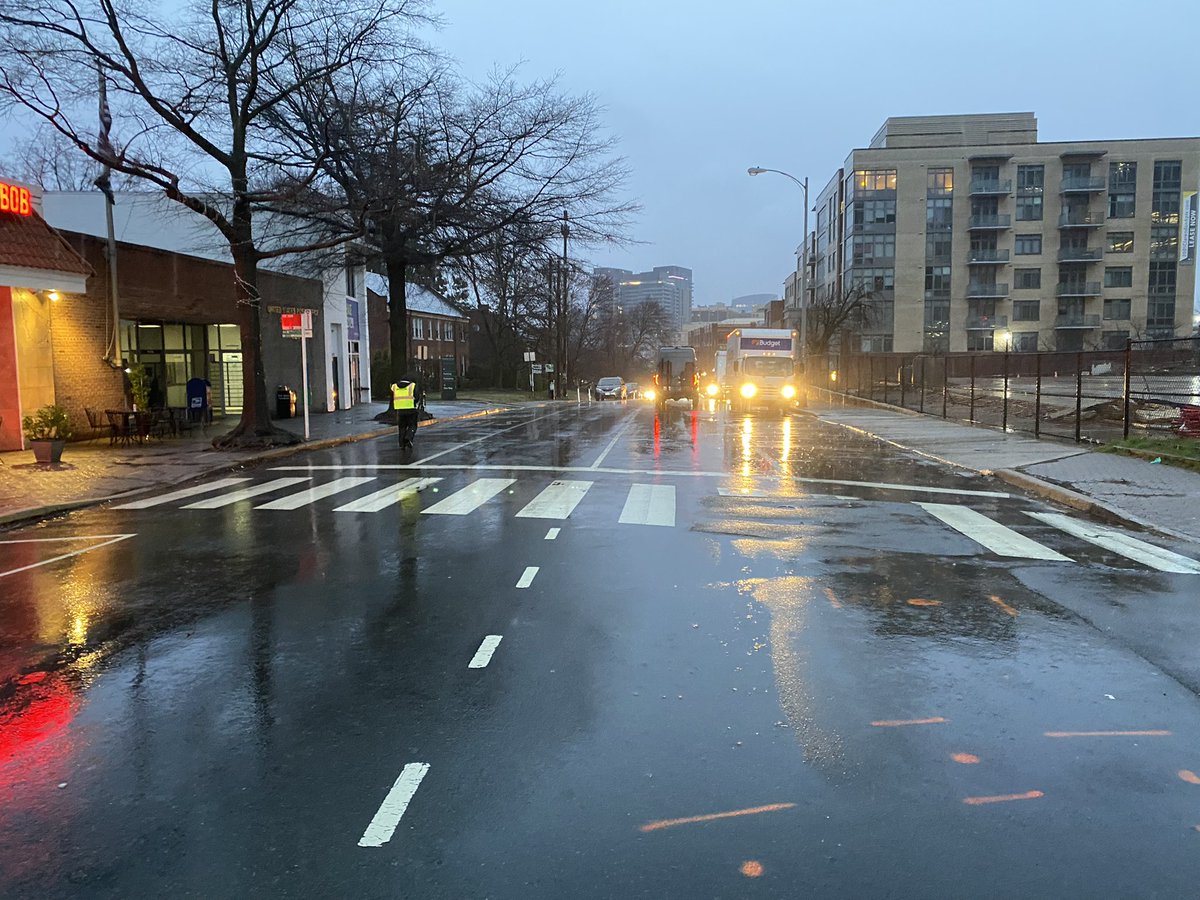 irelands4courts's tweet photo. .@runpacers .@ilovearlingtonv getting ready for the runners #fourmiler https://t.co/sEGDMmkSHa