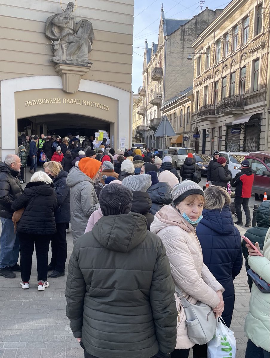 georgrestle's tweet image. Tausende Flüchtlinge warten in Lviv vor der Registrierungsstelle, um Unterkunft, Nahrungsmittel oder medizinische Hilfe zu erhalten. Familien aus den umkämpften Gebieten, die nicht nach Polen weiterreisen wollen oder können, auch weil ihre Söhne nicht über die Grenze dürfen.