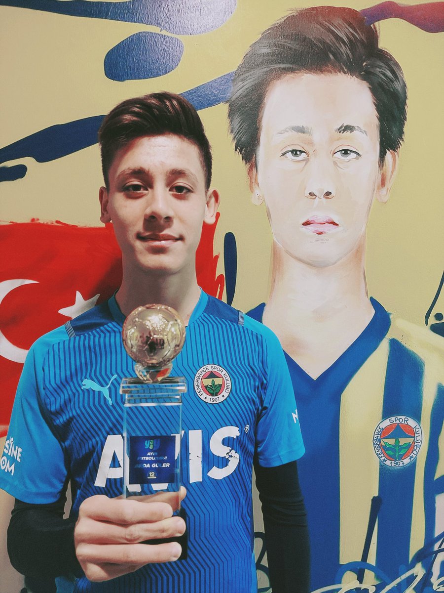 12numaraorg's tweet image. ⚡️ Yaay Ayın Futbolcusu seçilen geleceğimiz @10ardaguler, ödülünü aldı… 🟡🔵