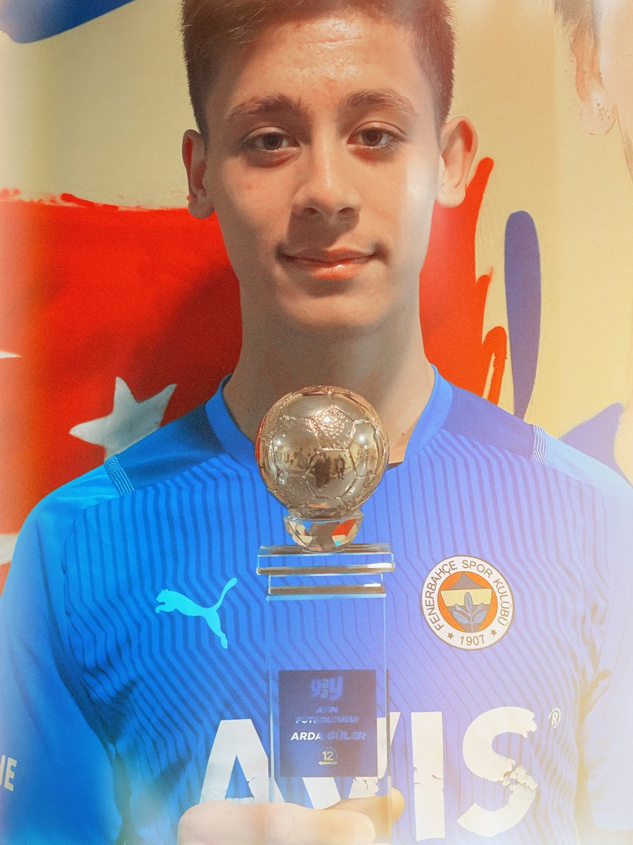 12numaraorg's tweet image. ⚡️ Yaay Ayın Futbolcusu seçilen geleceğimiz @10ardaguler, ödülünü aldı… 🟡🔵