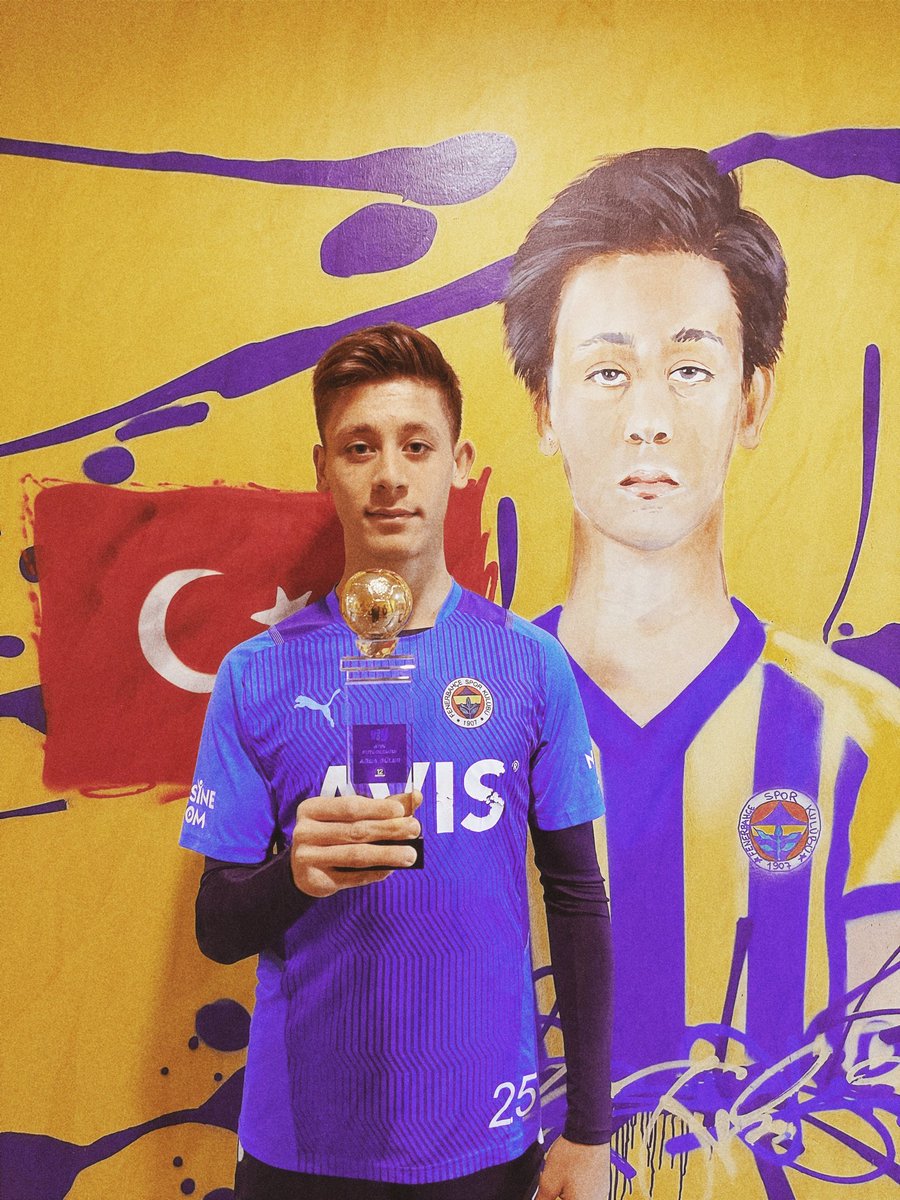 12numaraorg's tweet image. ⚡️ Yaay Ayın Futbolcusu seçilen geleceğimiz @10ardaguler, ödülünü aldı… 🟡🔵