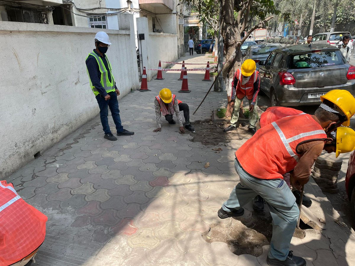 NepeanSeaRoad's tweet photo. Footpath repair and beautification work has started on #nepeansearoad. The work is sponsored by the Jindal Foundation. #NSRCF thanks @SangitaSJindal for improving the #footpath @mybmcWardD @sajjanjindal https://t.co/bv29Xayh0G