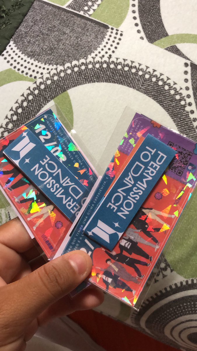 anarmy1241's tweet photo. O kit que vamos entregar nos cinemas de Goiânia 😍😍💜💜 GOARMYS VAMO QUE VAMO. @BARMYSTREAM @BTS_twt @bts_bighit #goarmys #armyBrazil https://t.co/Nm4c89p1vy