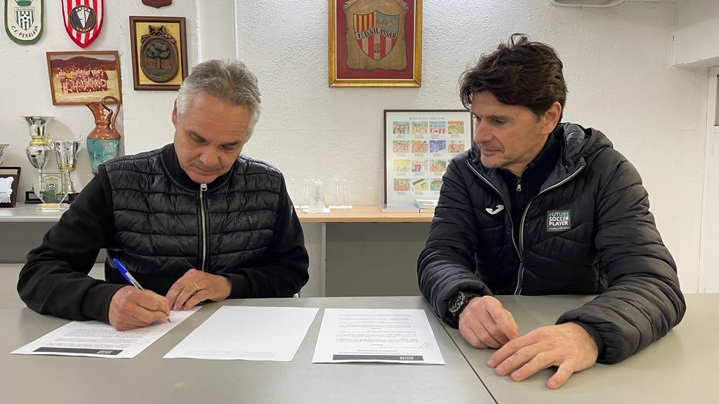 CarlosAndreu70's tweet photo. Hace un año mi amigo @NanGarc07611419 cumplió el sueño de fundar su empresa para ayudar a jóvenes futbolistas, junto a @MarcPalau_ y Mateu Pujol. Muy feliz de estar a bordo y de representarles ayer en un día tan importante. Let’s go @fsp_management ! https://t.co/XhqMYxkawZ