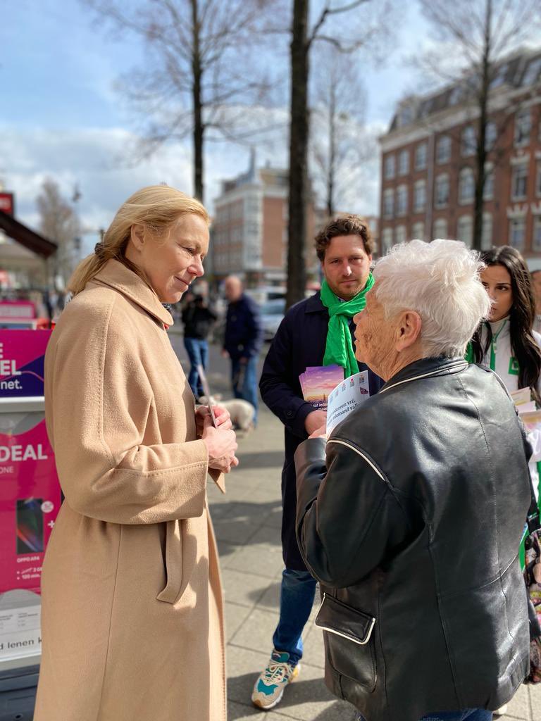 D66's tweet photo. Onze oproep in alle gesprekken vandaag:

Stem op een partij die de democratie beschermt, niet bedreigt. Stem op een partij die tegenstellingen wil overbruggen, niet aanjagen.

Stem in vrijheid. Voor vrijheid. Wees niet stil. Gebruik je stem.
#stemD66 https://t.co/SwzO81GGlP