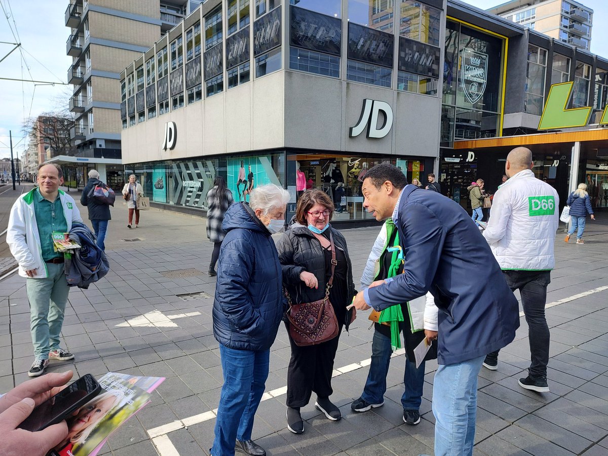 D66's tweet photo. Onze oproep in alle gesprekken vandaag:

Stem op een partij die de democratie beschermt, niet bedreigt. Stem op een partij die tegenstellingen wil overbruggen, niet aanjagen.

Stem in vrijheid. Voor vrijheid. Wees niet stil. Gebruik je stem.
#stemD66 https://t.co/SwzO81GGlP