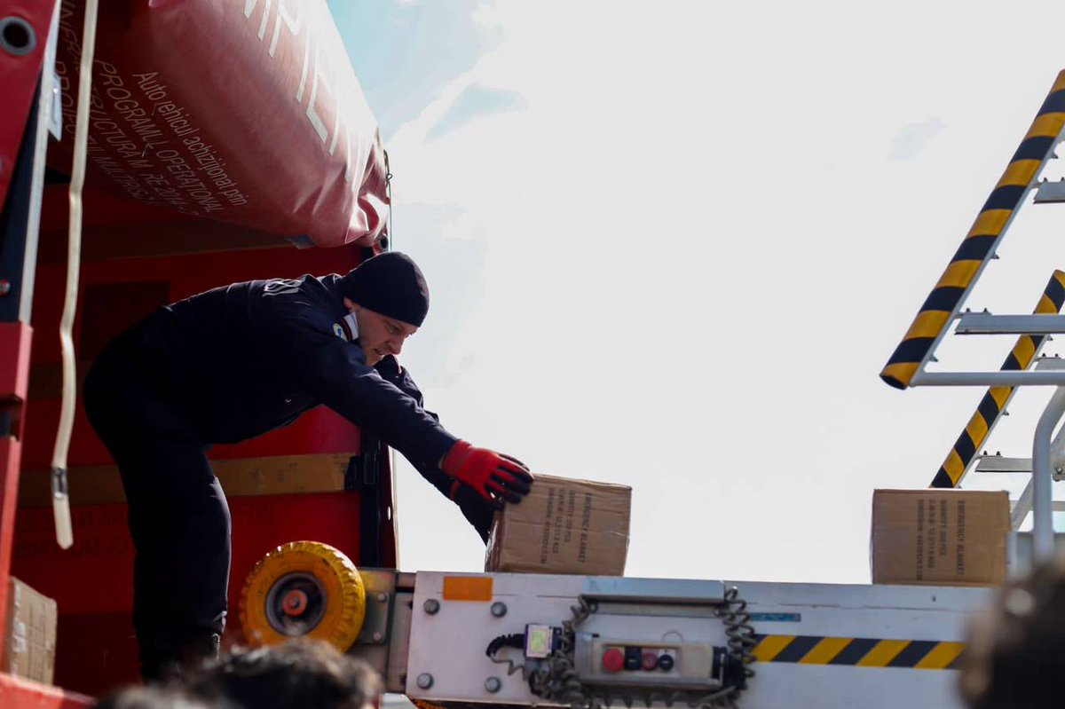 m_ebrard's tweet photo. Descarga de ayuda para los refugiados en Rumania esta mañana. Reconocimiento a la Fuerza Aérea Mexicana. El avion regresa a la Ciudad de México con nuestros connacionales próxima semana. https://t.co/uiH95UhqaR