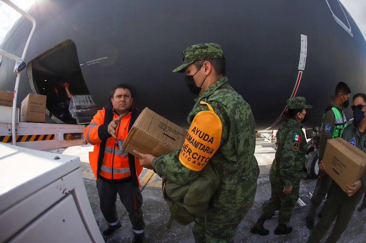 m_ebrard's tweet photo. Descarga de ayuda para los refugiados en Rumania esta mañana. Reconocimiento a la Fuerza Aérea Mexicana. El avion regresa a la Ciudad de México con nuestros connacionales próxima semana. https://t.co/uiH95UhqaR