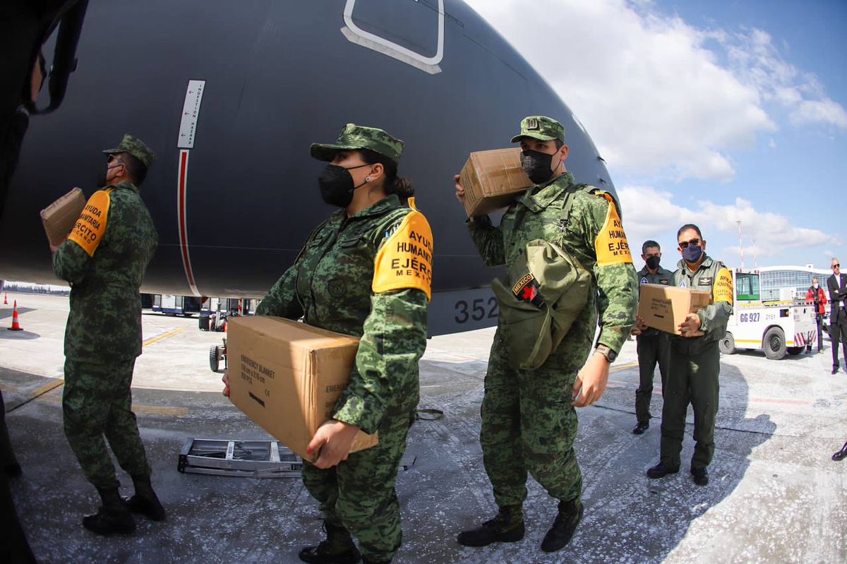 m_ebrard's tweet photo. Descarga de ayuda para los refugiados en Rumania esta mañana. Reconocimiento a la Fuerza Aérea Mexicana. El avion regresa a la Ciudad de México con nuestros connacionales próxima semana. https://t.co/uiH95UhqaR