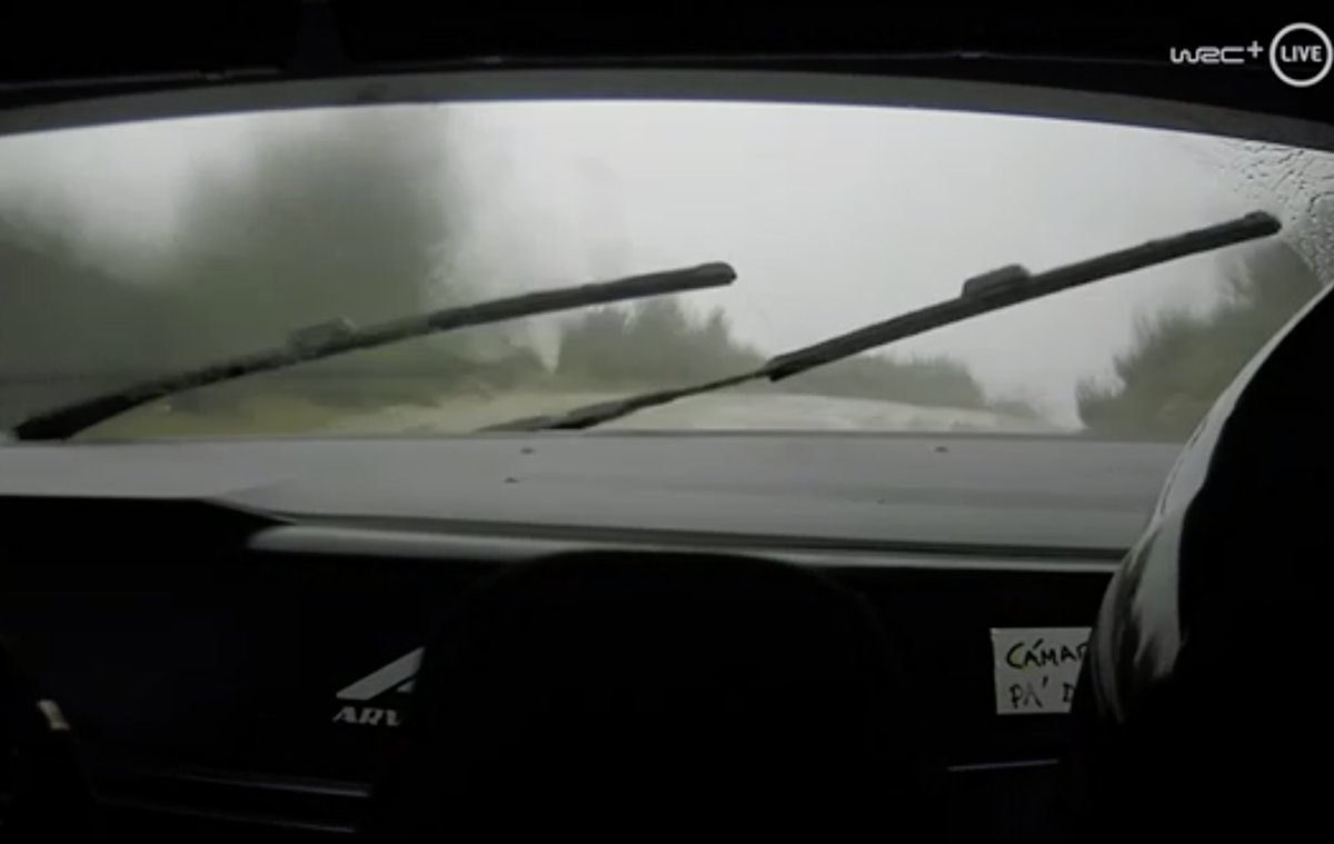 TheGodFlores's tweet photo. La visibilidad empieza a ser un serio problema en el #RallyFafe.
El propio @NilSolans ha disputado el TC5 con las tomas de aire del techo abiertas pero ni así se solucionaba. A pesar de ello sigue como sólido líder.
#FIAERC #ObsesionWRC #pitlanetv https://t.co/ulVZVVEObj