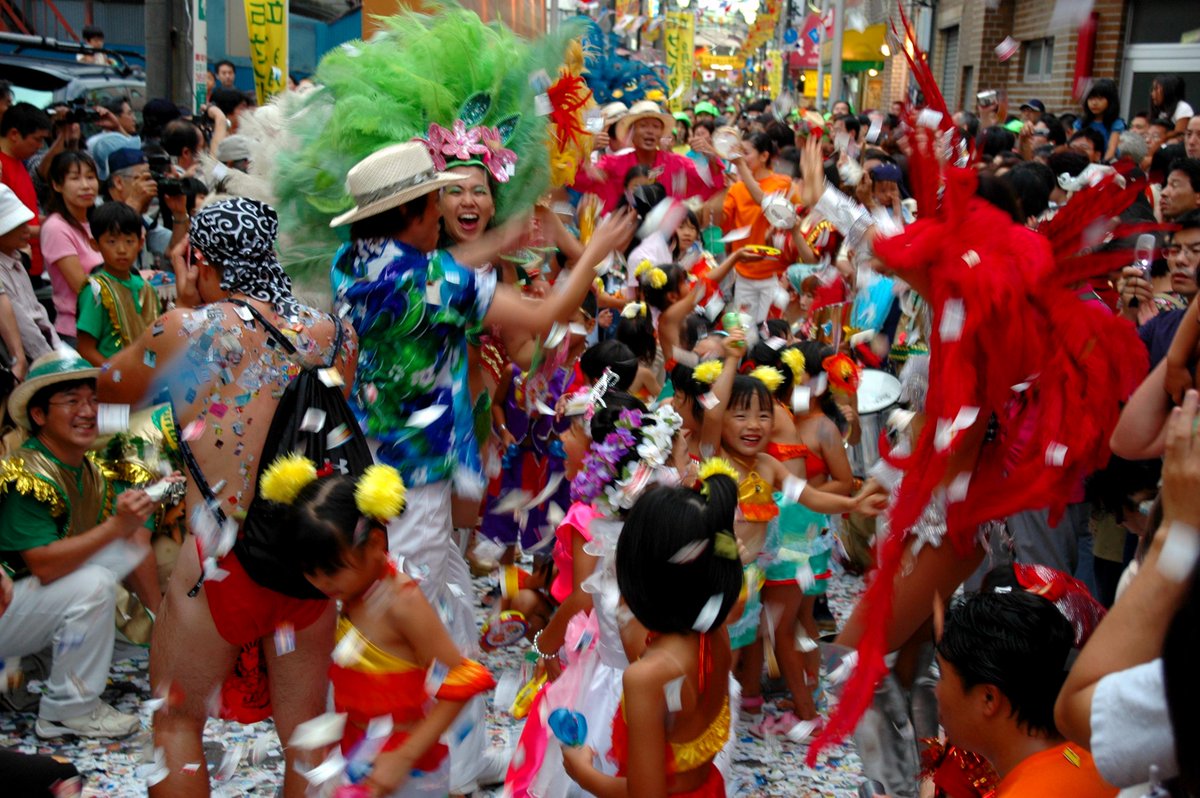 StudioRei's tweet image. 2004年に撮った写真。もう18年経つ。

この写真の女の子達も、もう二十代半ばくらいだろうか。

「人が人を恐れなかった時代」。またいつか戻れるのかなぁ。

#東京 #葛飾 #立石 #サンバカーニバル #立石フェスタ #祭 #新型コロナ