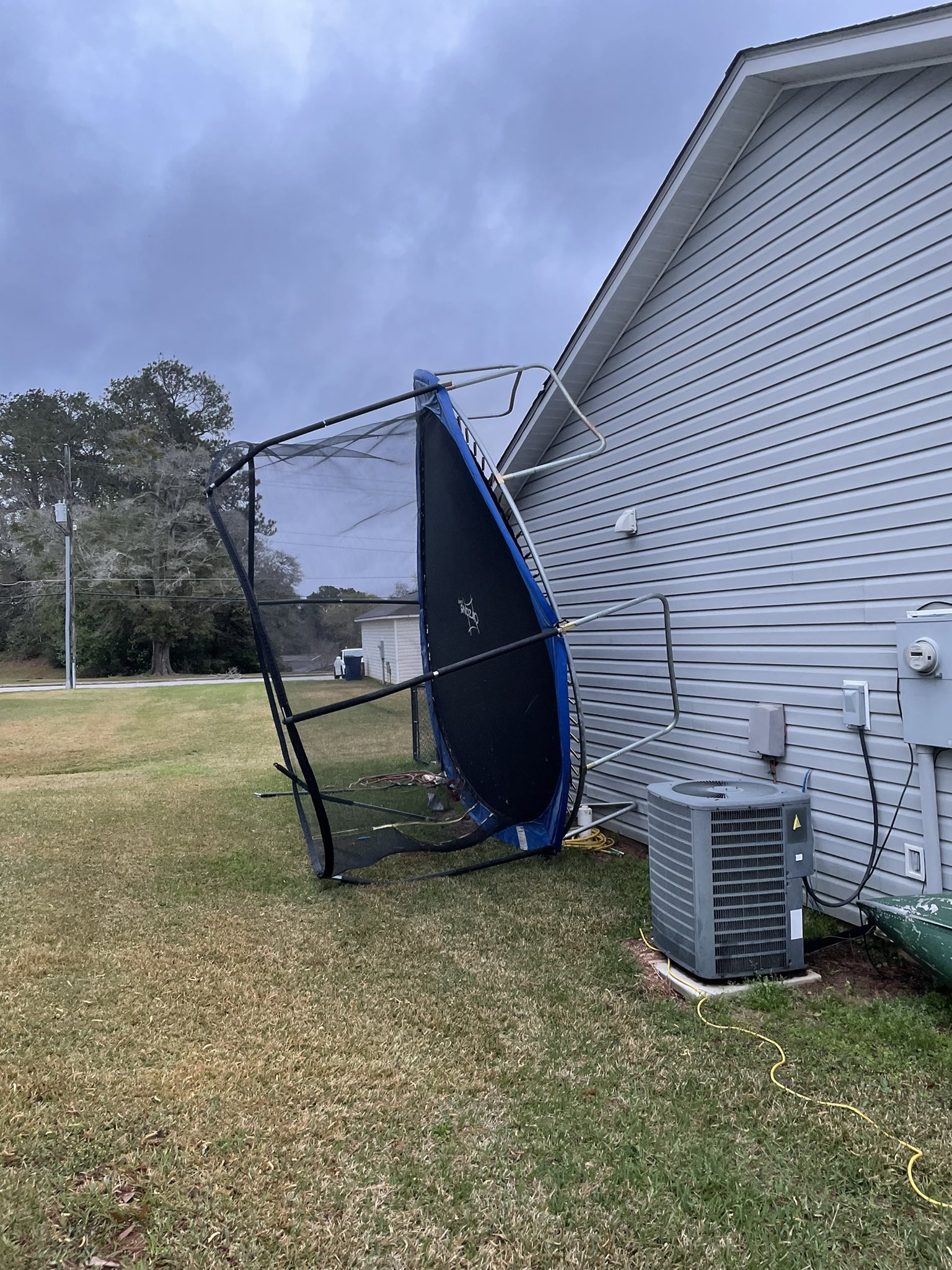 My house … not my trampoline 😆💕☀️ #morning #Tornado #happyday https://t.co/EGQ6vF73r0