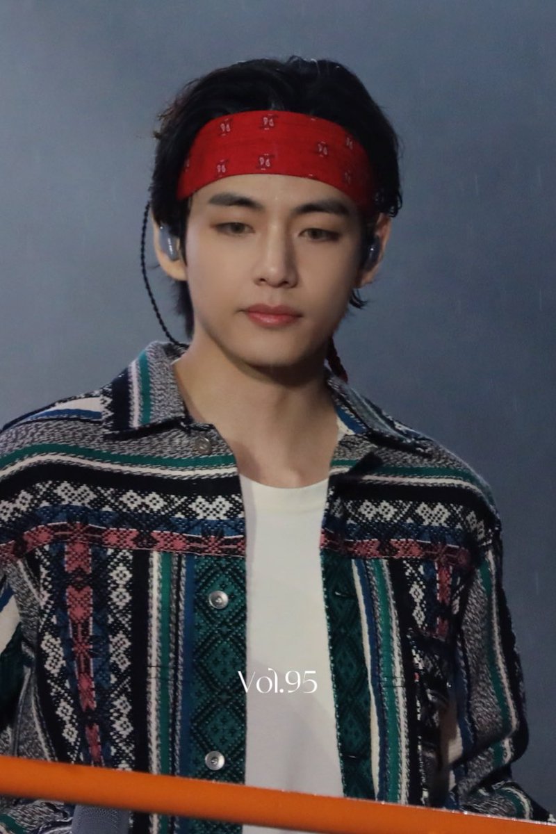 iam_bleue's tweet photo. Kim Taehyung, god of visuals 💜

#PTD_ON_STAGE_SEOUL_D2
#보라해 #V #BTSV  #뷔 #김태형 #Taehyung @BTS_twt https://t.co/VailaHviZI