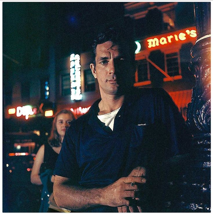 «Meglio dormire libero in un letto scomodo che prigioniero in un letto comodo».

A 100 anni dalla nascita di #jackkerouac, padre della #beatgeneration. ✒️ #jackkerouac100