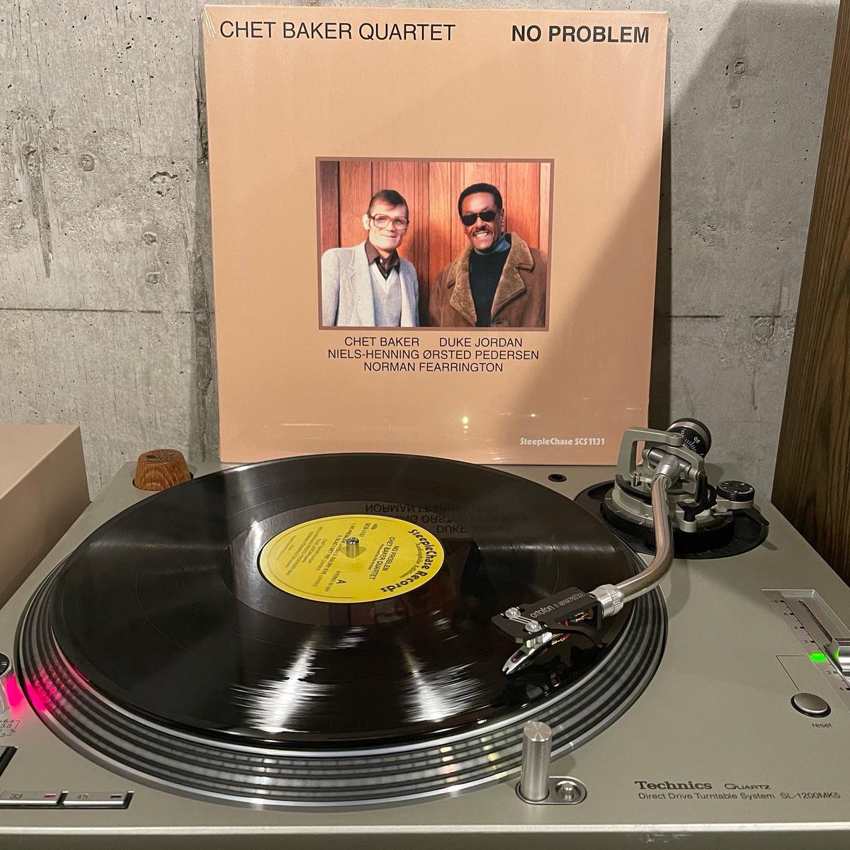 limlikecold's tweet photo. Chet Baker Quartet / No Problem
チェットは歌が好きではなく、あまり聞いてこなかったけど、このアルバムはすこぶる良い。トランペッターの純粋なジャズアルバムだ。良盤。
#chetbaker #steeplechase #jazz #modernjazz #authenticjazz #nowspinning #vinyl #vinylrecords #レコード https://t.co/iPsYE5DSWl