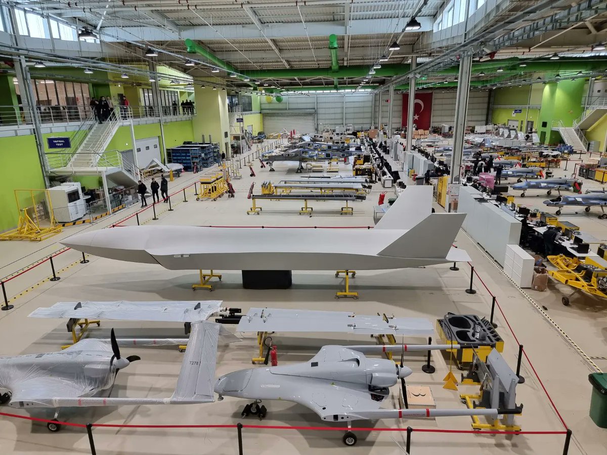 BaykarTech's tweet photo. 📢 Muharip İnsansız Uçak Sistemimizin (MİUS) ilk prototipinin üretim geliştirme modeli entegrasyon hattına girdi. 

🔴 İnsansız savaş uçağı projemizin adı Bayraktar #KIZILELMA oldu. 🍎

Vatanımıza, milletimize hayırlı ve uğurlu olsun...

#MilliTeknolojiHamlesi ✈️🚀🍎🌍🇹🇷 https://t.co/N97kDhdpUD