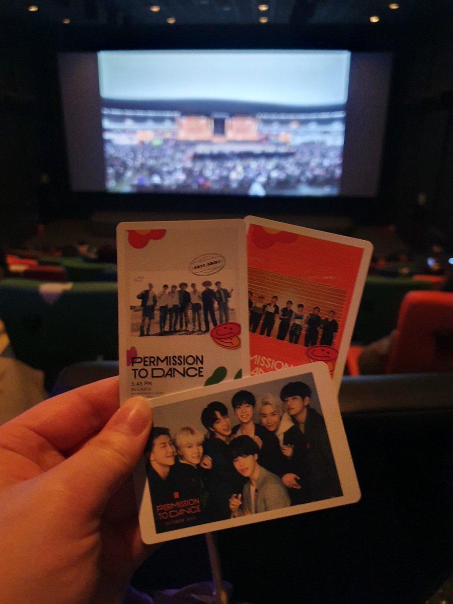 라뷰 재밌게 잘다녀왔다💜
뭔가 현장감에 거의 가까운 느낌이었는데 중간정도 앉았으면 더 실감났을것같다 ㅎㅎ
우리관만 그랬는진 모르겠는데 작은시이후로 끊기는게 많았어서 조금 아쉽 😢
그래도 다음엔 잠실입성해야지☺️😝