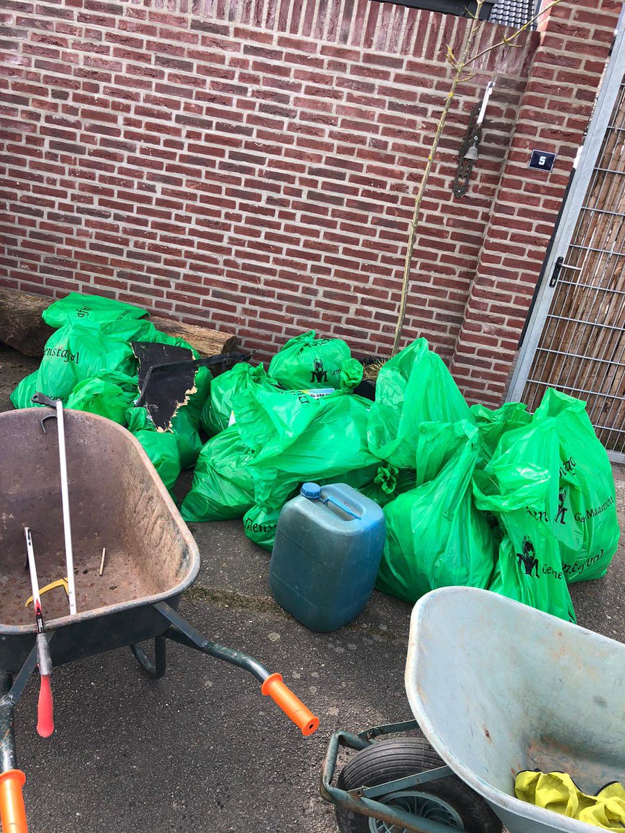 Samen de oevers van de Maas een klein beetje schoner gemaakt. #MaasCleanup