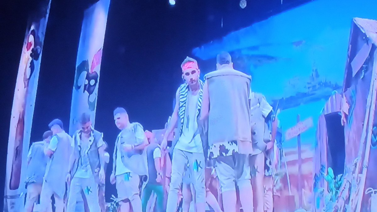 Que no me había dado cuenta o no había oído el pasodoble, y lo he vivido ahora con el doble de intensidad y casi me como la TV, pues puede ser jajaja 
Increíble, el sábado salgo y eso que hicieron. #Carnaval2022