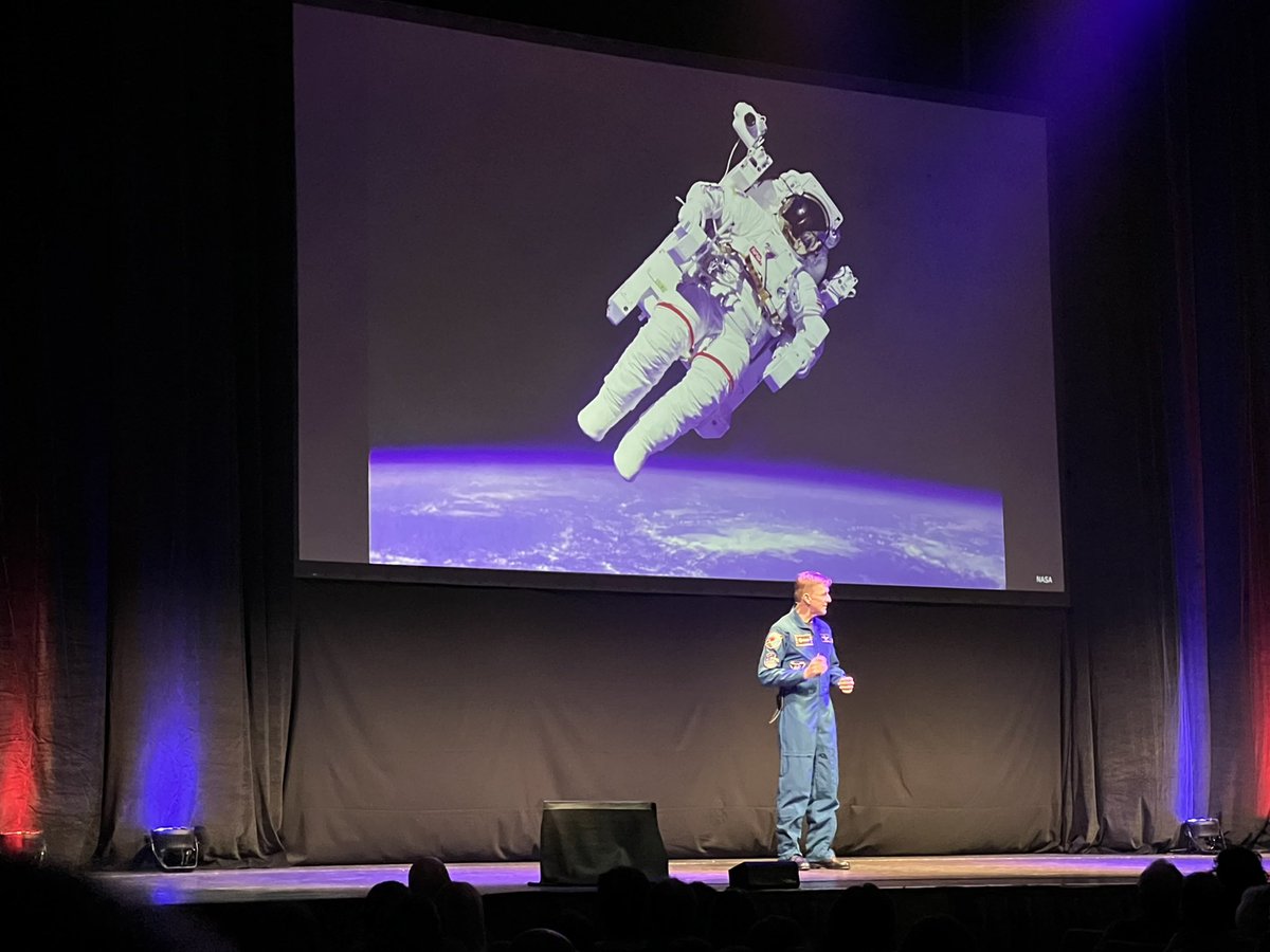 markmcgeechan's tweet photo. Thanks @astro_timpeake for a brilliant and inspiring evening in Harrogate last night. https://t.co/sH6KXdLnvm